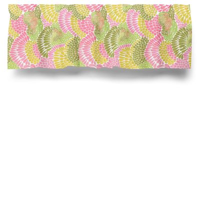 En gardinkappa på metervara med ett iögonfallande korallmönster i nyanser av rosa och gult, som ger en fräsch och maritim känsla till rummet.
