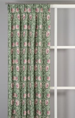 Grace gardin i rosa och ljusgrönt hängande vid fönster i ljus inomhusmiljö