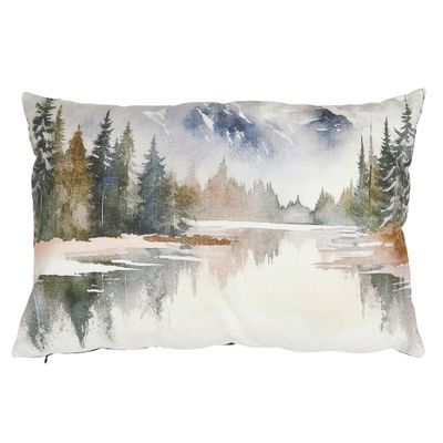 Kuddfodral med landskap i akvarellstil föreställande vinterlandskap med skog och fjäll i blå och grå toner.