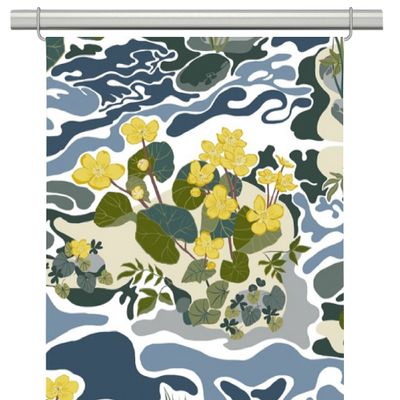 Panelgardiner med vackert motiv av en rinnande bäck med gula blommor och blad från Arvidssons textil
