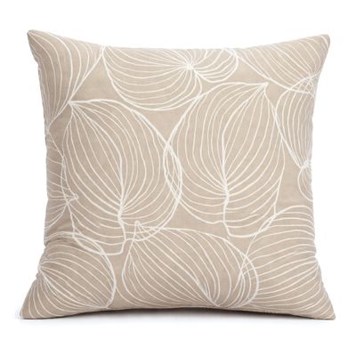 Beige kuddfodral Tilda i bomull med vitt grafiskt bladmotiv, produktbild framifrån