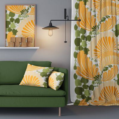 Lisette gul gardiner med ett stort blomster mönster- nordisktextil.se