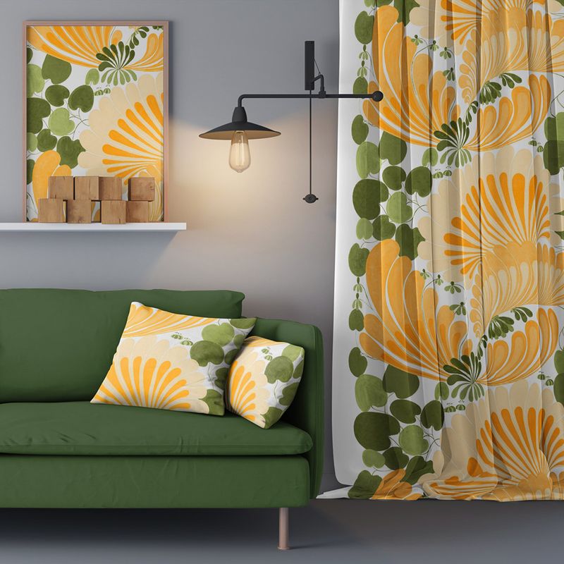 Lisette gul gardiner med ett stort blomster mönster- nordisktextil.se