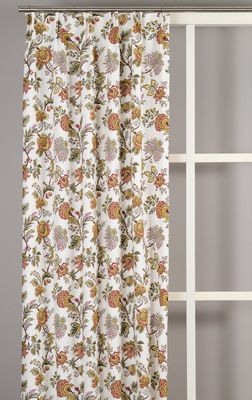 Heritage gardiner upphängda med klassiskt blommönster i vinrött