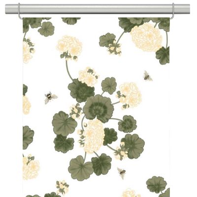 Panelgardiner med vit botten och mönster med vackra vaniljgula pelargoner och gröna blad från Arvidssons textil