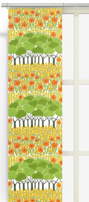 Panelgardiner med orange och gula blommor och grönskande träd