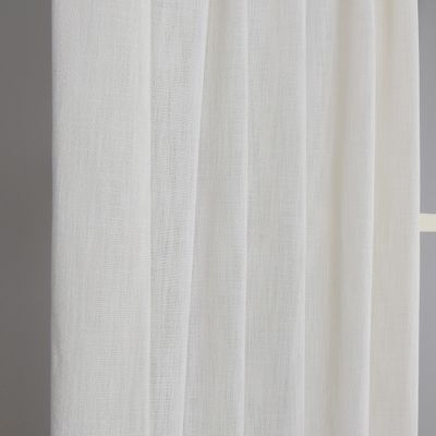 En detaljbild av James offwhite gardiners kraftiga tyg och exklusiva struktur.