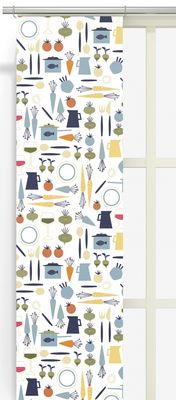 Blå retro panelgardiner med lekfullt köksmönster i ljusa och varma färgtoner