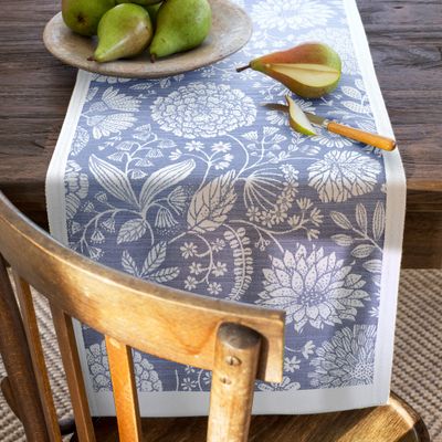 Elegant bordslöpare med traditionellt blåvitt blommigt tryck, tillverkad i Sverige från GOTS-godkänt ekologiskt