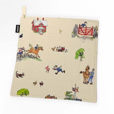 Närbild på kökstextil med Emil, griseknoen och Alfred – Arvidssons Textil