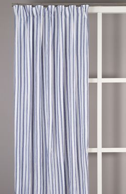 Madicken gardin i blåvitt randigt mönster, upphängd i ljus miljö med vitt fönster