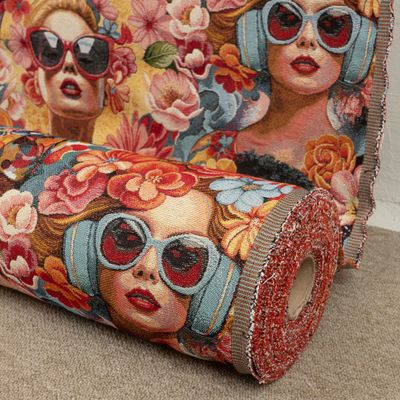 Girl Power-tyg med grafiska ansikten och färgstarka detaljer i vintagestil