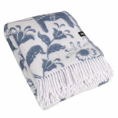 Blå ullpläd med dalahästmönster och ljusa fransar