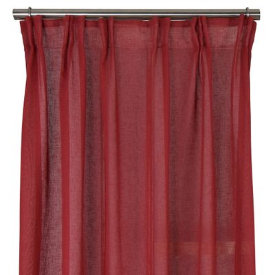Röda tunna skira gardiner i linne och bomull.