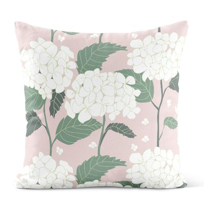 Rosa kuddfodral med hortensior i ljusa toner och gröna blad