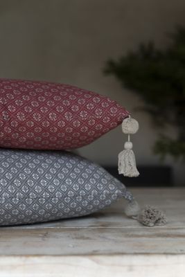Trine röd kuddfodral med ett bolster mönster - nordisktextil.se