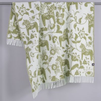 Grön pläd med dalahästar och blommor hängande över stång