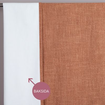 Baksida av rostfärgad mörkläggningsgardin Cru med vit beläggning som ger hög ljusblockering