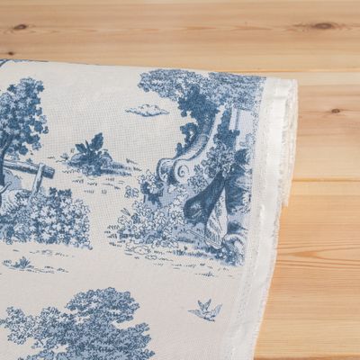 Detaljerat tyg med pastorala motiv i blå och beige, Oeko-tex certifierad. Idealisk för att skapa en lugn och naturlig atmosfär i ditt hem.
