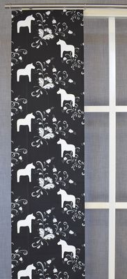 Paneler i 2-pack med svart botten och dalahästar och kurbits i grått och vitt.