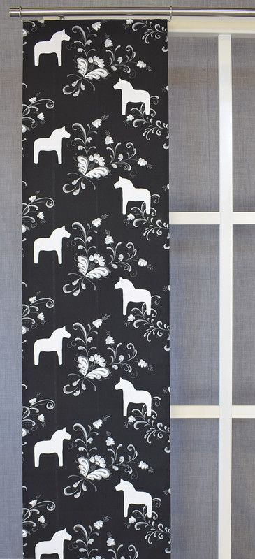 Paneler i 2-pack med svart botten och dalahästar och kurbits i grått och vitt.