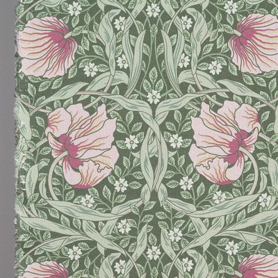 Närbild av tyg med detaljerat blommotiv i mjuka färger