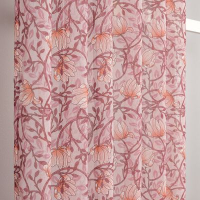 Detaljvy som visar den skira strukturen och blommönstret på Emma rosa gardin med slingrande växter i mjuka toner