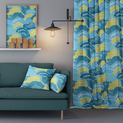 Retro gardiner i blått, turkos och grönt med ett mönster av koraller.