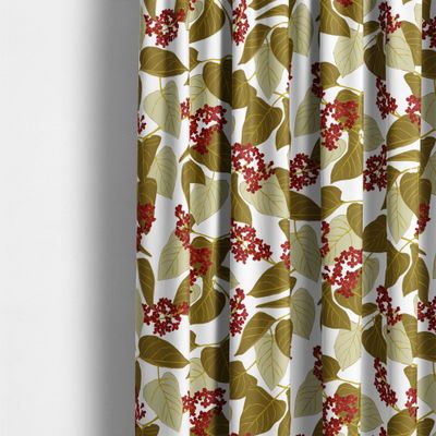 Gardin sydd av tyget Vid fikabordet röd med naturinspirerat mönster i rött och grönt