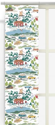 Semester vit panelgardin upphängd i fönster med lekfullt sommarmönster av stugor, husvagnar, bilar och natur.