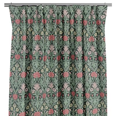 Morris inspirerade gardiner medr öda och rosa blommor på en grön botten.