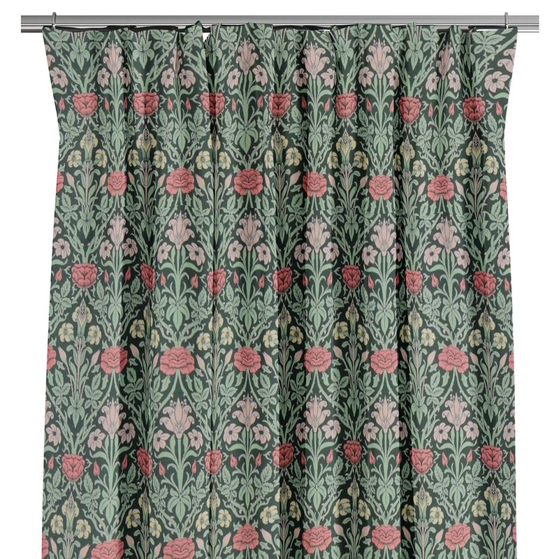 Morris inspirerade gardiner medr öda och rosa blommor på en grön botten.