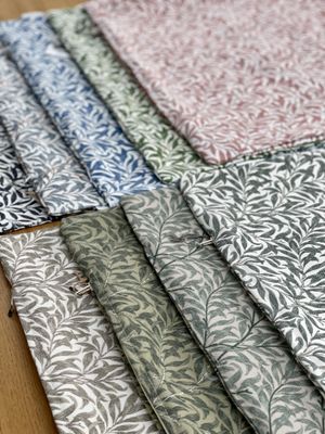 Ramas grön-mörkgrön kuddfodral med ett trendigt blad motiv - nordisktextil.se