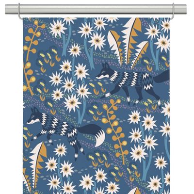 Blå panelgardiner med rävar och växter i mörkblått, ockragult och vitt.
