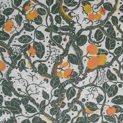 Tyg med mönster av gröna blad, kvistar och gula samt orange frukter från Spira of Sweden, tryckt på vit baksida, perfekt för kreativa inredningsprojekt