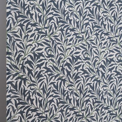 Närbild på blått tyg med tätt bladmönster i organiska former.