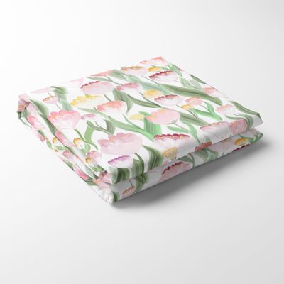 Vikt Ljuvlig rosa bordsduk med blommigt mönster i rosa och gröna toner på ljus botten