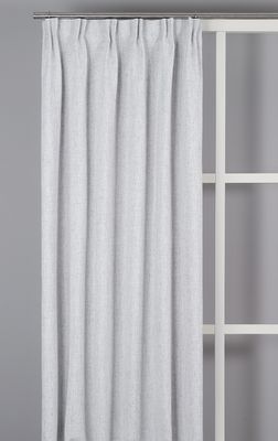 Ljus gråmelerad 100% mörkläggande gardin monterad i fönster med stilren inredning.