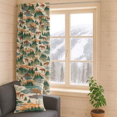 Älgrike beige gardin upphängd i ett fönster med utsikt över fjällen, kombinerad med kudde i samma mönster