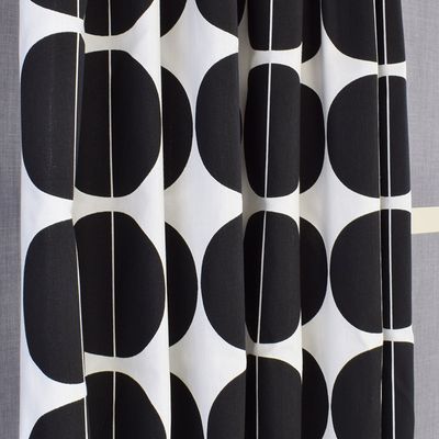 Lane vit-svart färdiga gardinlängder med ett grafiskt mönster
