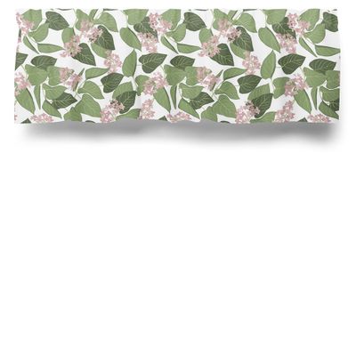 Gardinkappa på metervara med gröna blad och rosa blommor på en vit botten.