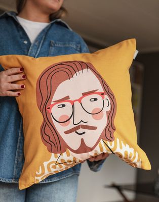 Kuddfodral Matteo från Spira of Sweden, placerat i soffmiljö tillsammans med andra färgstarka kompiskuddar.