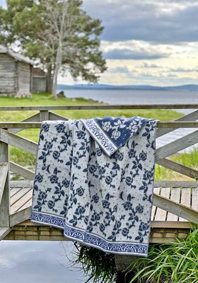 Mönstret på Jugend blå ullfilt, som visar dess detaljerade design och kvalitet.