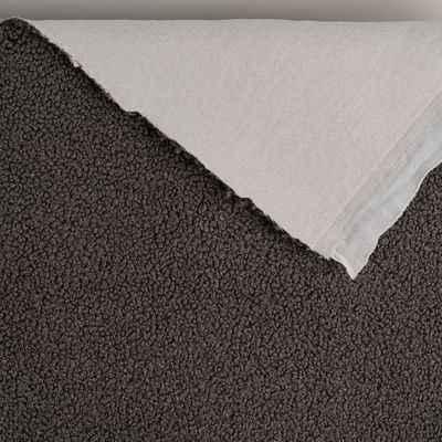 Detalj av Sheep mörkgrå möbeltyg som visar baksida och kraftig struktur