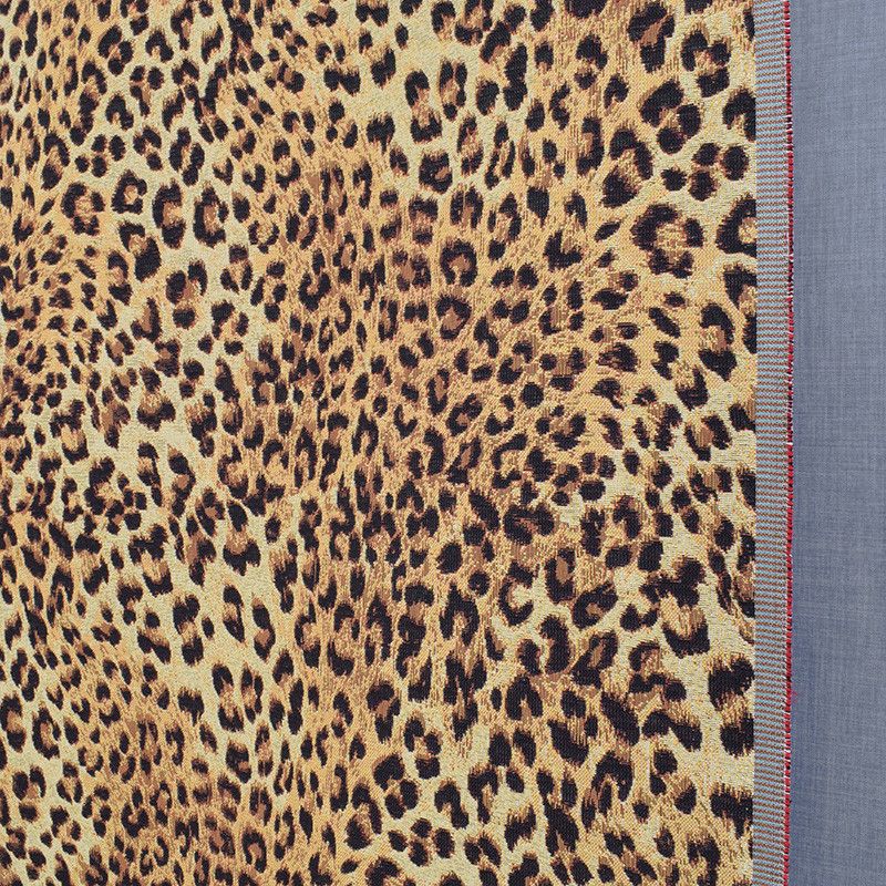 Leopard möbel och inredningstyg med beige botten leopard mönster i brunt, till draperier och stolsdynor på metervara.
