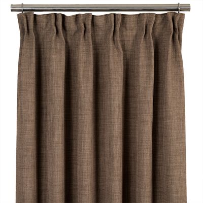 Gardinen Milo i färgen mullvad upphängd på gardinstång, frontal vy som visar dess vackra fall och struktur.