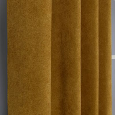 Ockra färgade Grammont gardiner som erbjuder en lätt ljusdämpning, perfekt för att skapa en harmonisk känsla i inredningen.