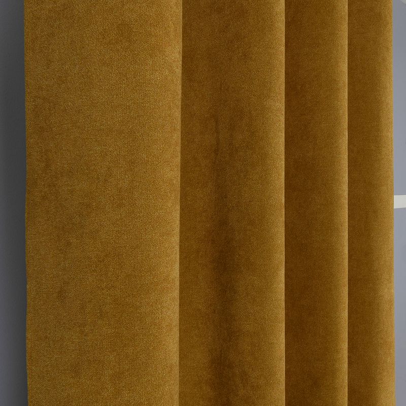 Ockra färgade Grammont gardiner som erbjuder en lätt ljusdämpning, perfekt för att skapa en harmonisk känsla i inredningen.