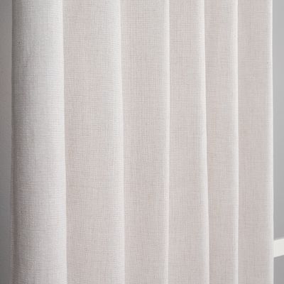Närbild av offwhite mörkläggningsgardin som visar den mjuka och texturerade ytan.