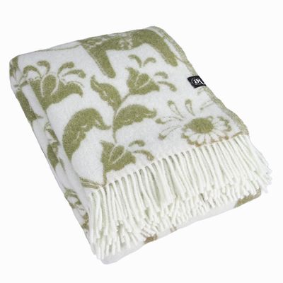 Grön ullpläd med dalahästmönster och vita fransa